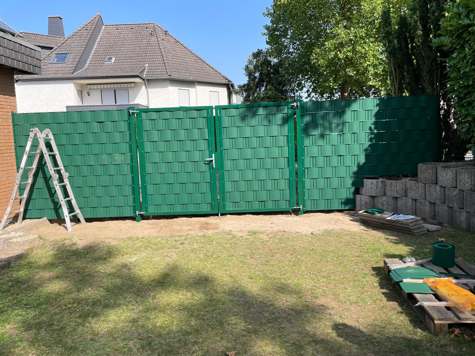 Neu gestalteter Gartenbereich mit Abgrenzung
